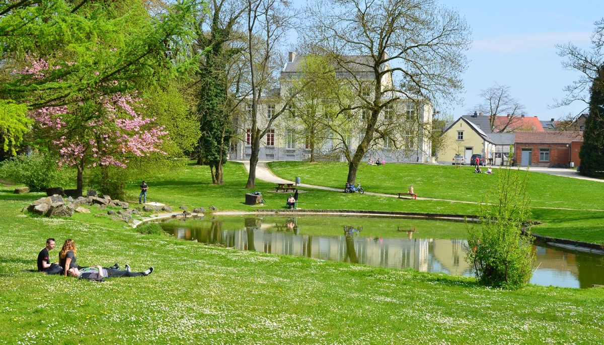 Personnes assis sur l'herbe au Parc Pater de Soignies