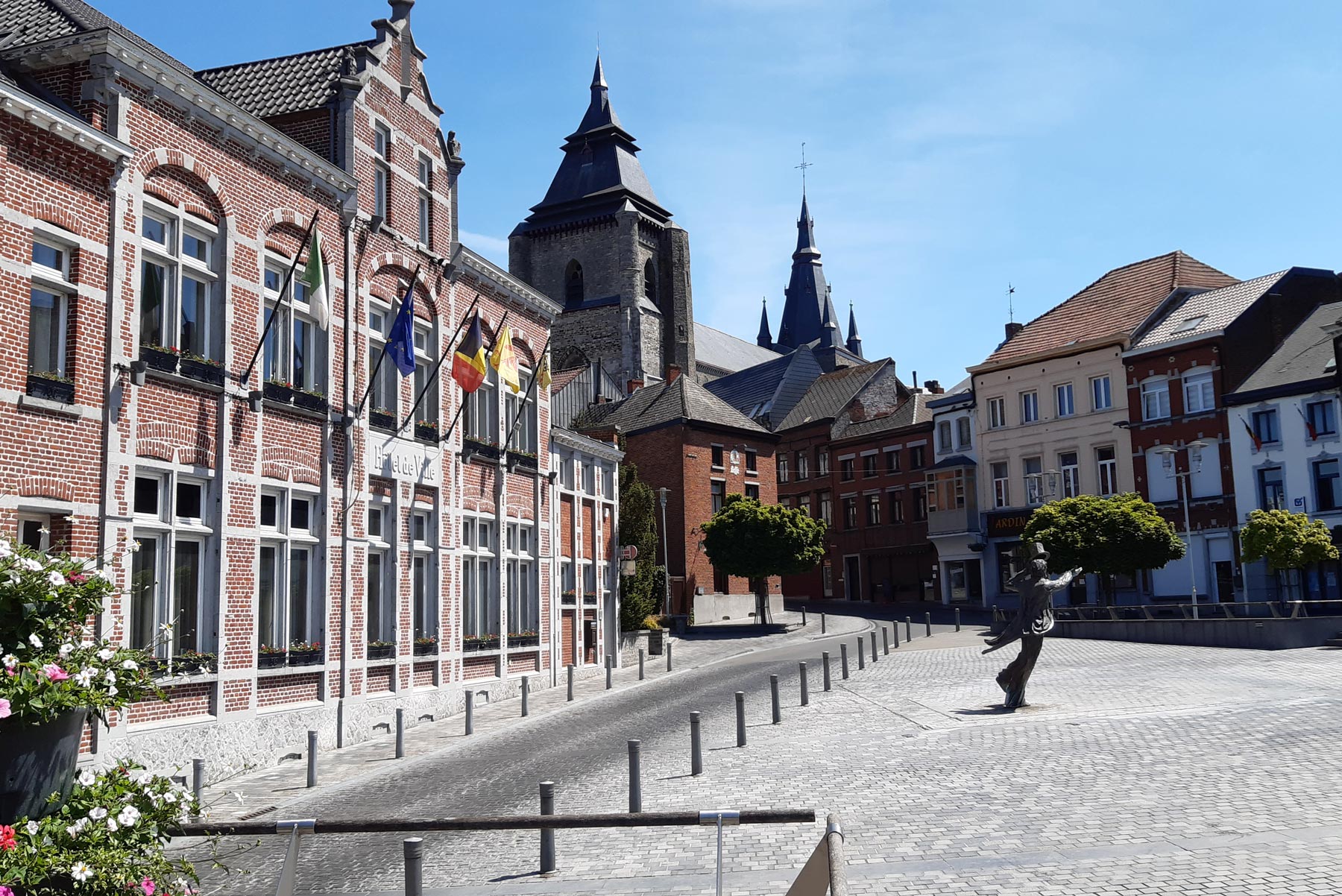 Place verte ensoleillée à Soignies