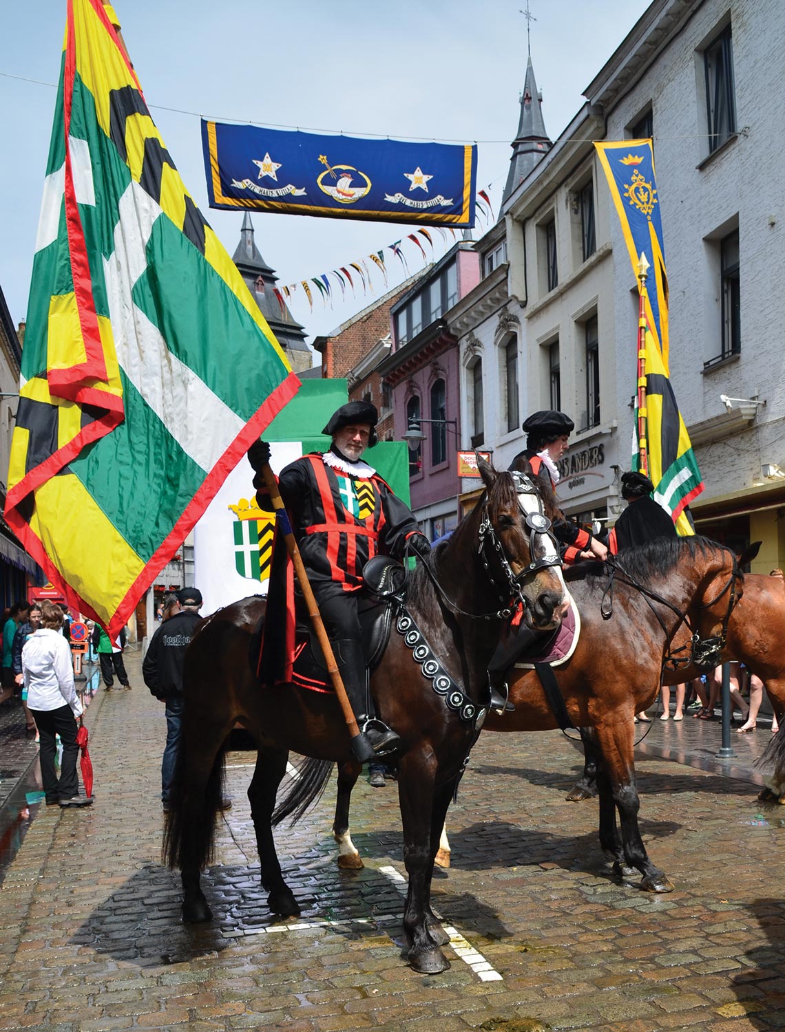 Cavaliers lors d'une procession historique à Soignies