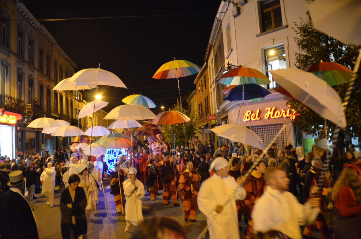 Défilé nocture de simpelourds à Soignies